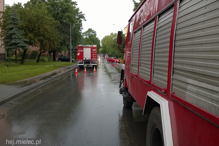 Strażacy pompowali wodę z piwnic na Kochanowskiego