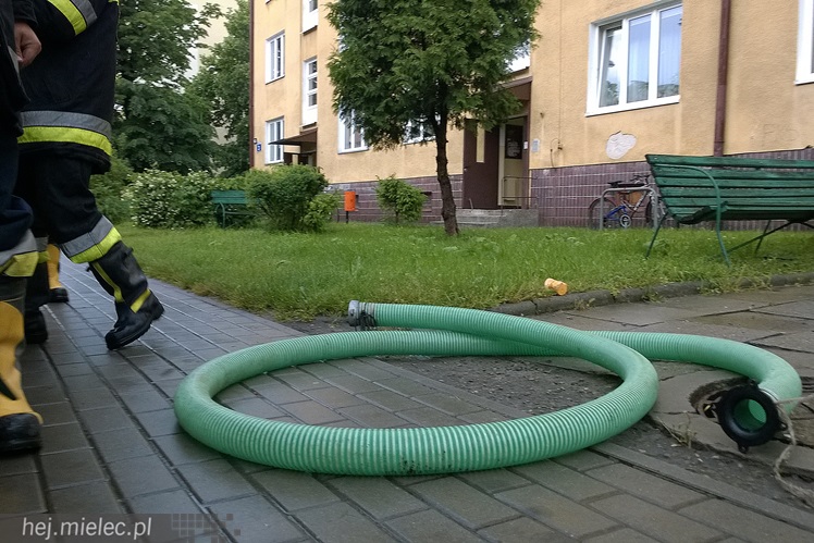 Strażacy pompowali wodę z piwnic na Kochanowskiego