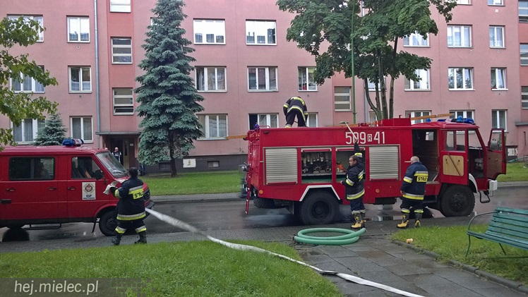 Strażacy pompowali wodę z piwnic na Kochanowskiego