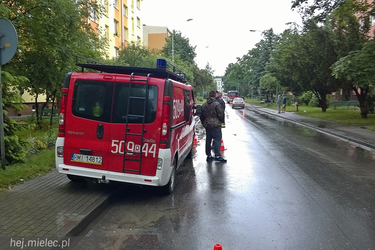 Strażacy pompowali wodę z piwnic na Kochanowskiego