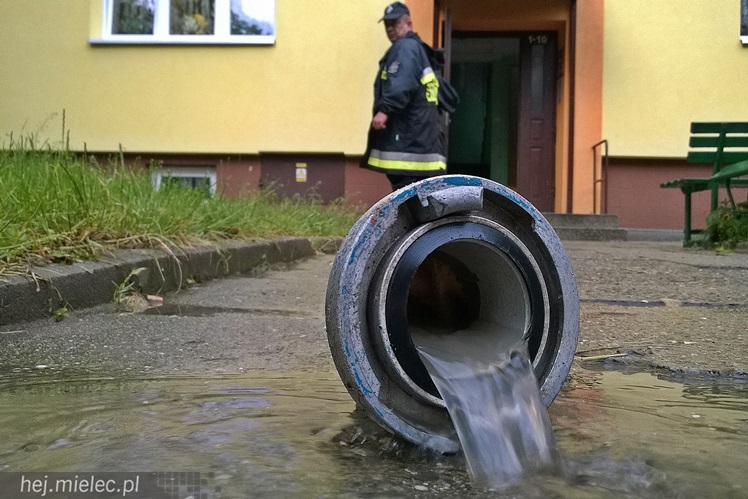 Strażacy pompowali wodę z piwnic na Kochanowskiego