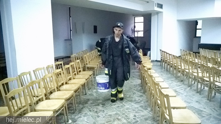 Woda wlała się do dolnego kościoła parafii Ducha Świętego, interweniowali strażacy