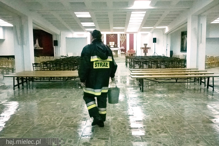 Woda wlała się do dolnego kościoła parafii Ducha Świętego, interweniowali strażacy