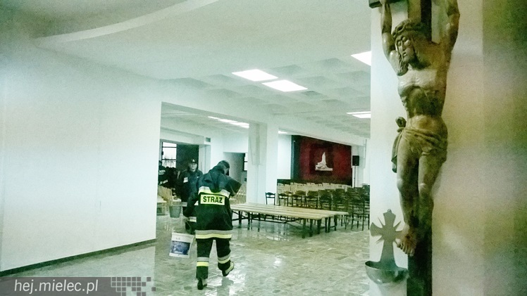 Woda wlała się do dolnego kościoła parafii Ducha Świętego, interweniowali strażacy