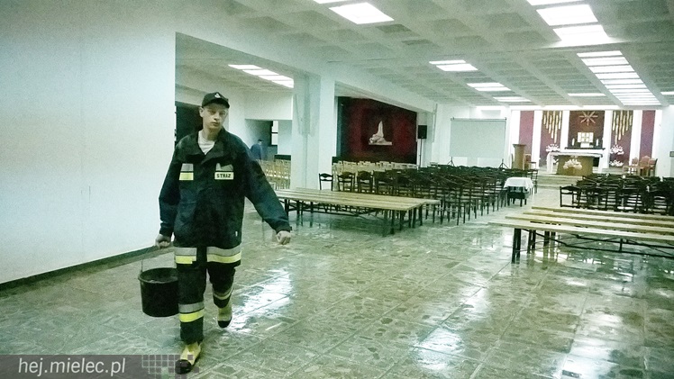 Woda wlała się do dolnego kościoła parafii Ducha Świętego, interweniowali strażacy