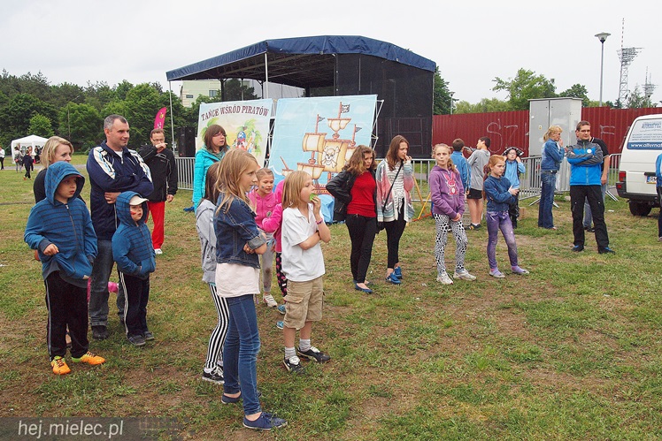 Piraci świętowali Dzień Dziecka nawet w deszczu. Rodzinna zabawa na błoniach