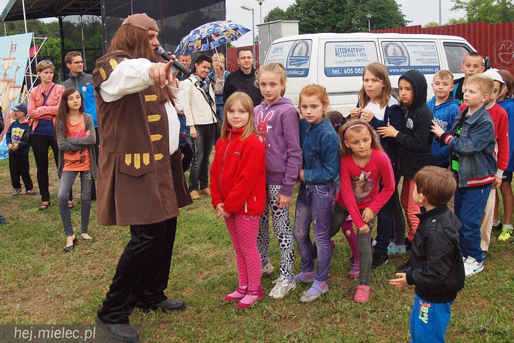 Piraci świętowali Dzień Dziecka nawet w deszczu. Rodzinna zabawa na błoniach