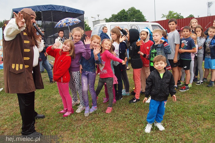Piraci świętowali Dzień Dziecka nawet w deszczu. Rodzinna zabawa na błoniach