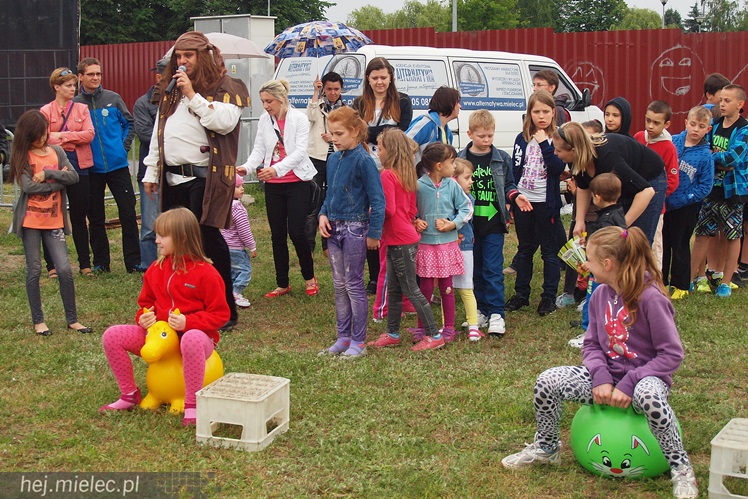 Piraci świętowali Dzień Dziecka nawet w deszczu. Rodzinna zabawa na błoniach