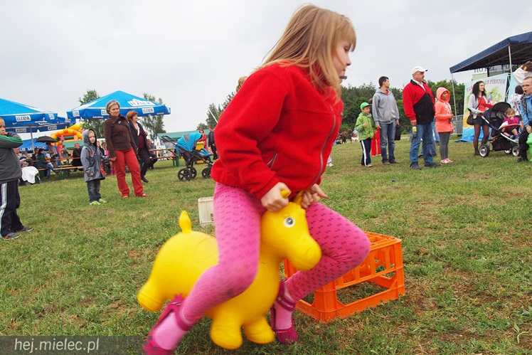 Piraci świętowali Dzień Dziecka nawet w deszczu. Rodzinna zabawa na błoniach