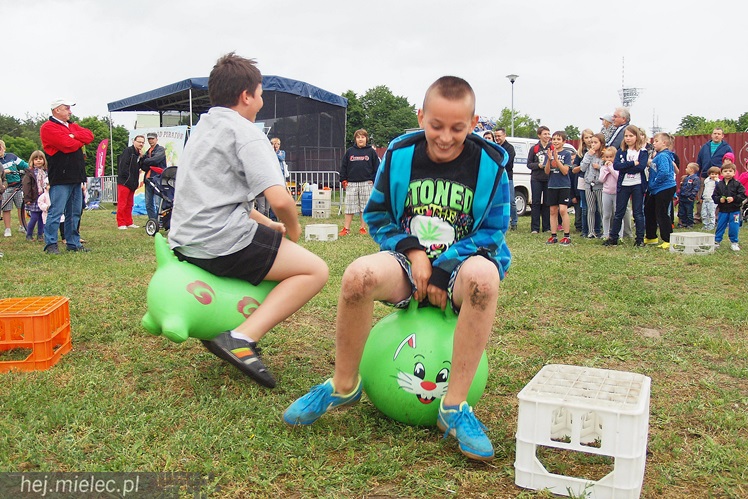 Piraci świętowali Dzień Dziecka nawet w deszczu. Rodzinna zabawa na błoniach