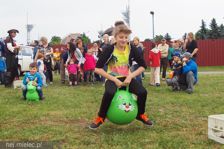Piraci świętowali Dzień Dziecka nawet w deszczu. Rodzinna zabawa na błoniach