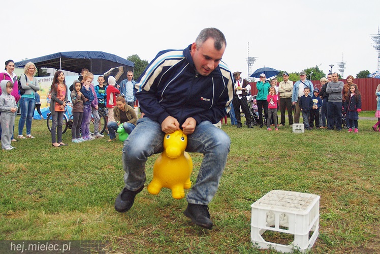 Piraci świętowali Dzień Dziecka nawet w deszczu. Rodzinna zabawa na błoniach