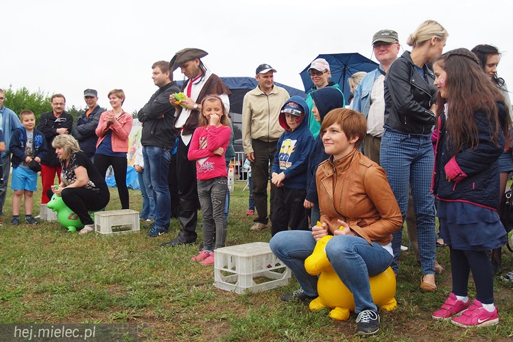 Piraci świętowali Dzień Dziecka nawet w deszczu. Rodzinna zabawa na błoniach