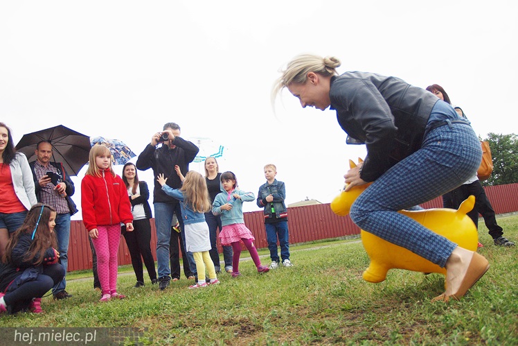 Piraci świętowali Dzień Dziecka nawet w deszczu. Rodzinna zabawa na błoniach