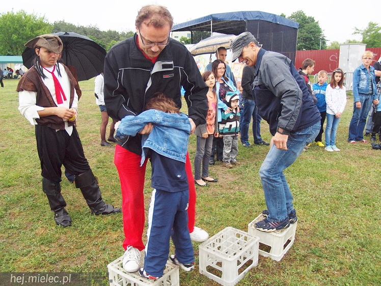 Piraci świętowali Dzień Dziecka nawet w deszczu. Rodzinna zabawa na błoniach