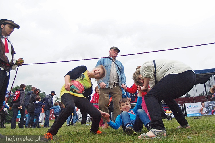 Piraci świętowali Dzień Dziecka nawet w deszczu. Rodzinna zabawa na błoniach