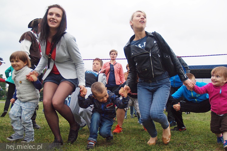 Piraci świętowali Dzień Dziecka nawet w deszczu. Rodzinna zabawa na błoniach