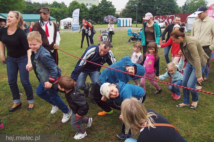 Piraci świętowali Dzień Dziecka nawet w deszczu. Rodzinna zabawa na błoniach
