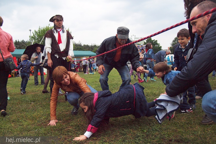 Piraci świętowali Dzień Dziecka nawet w deszczu. Rodzinna zabawa na błoniach