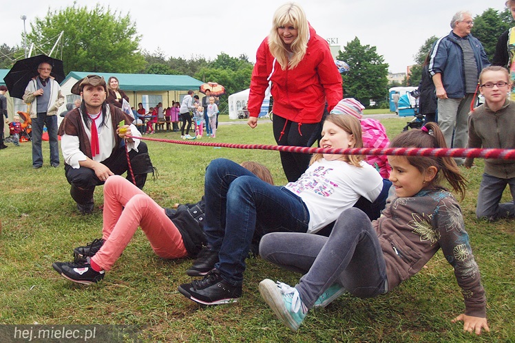 Piraci świętowali Dzień Dziecka nawet w deszczu. Rodzinna zabawa na błoniach