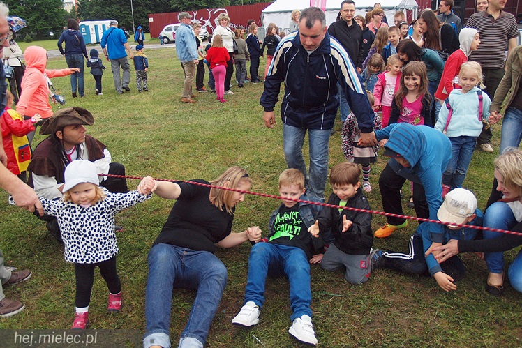 Piraci świętowali Dzień Dziecka nawet w deszczu. Rodzinna zabawa na błoniach