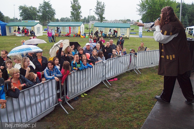 Piraci świętowali Dzień Dziecka nawet w deszczu. Rodzinna zabawa na błoniach
