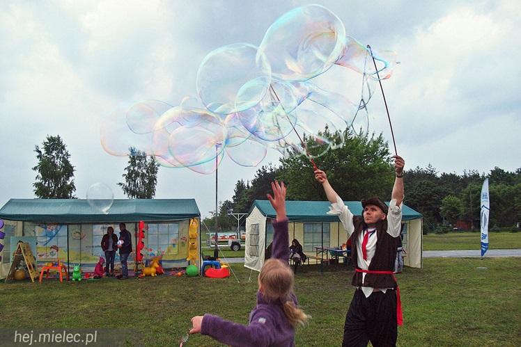 Piraci świętowali Dzień Dziecka nawet w deszczu. Rodzinna zabawa na błoniach
