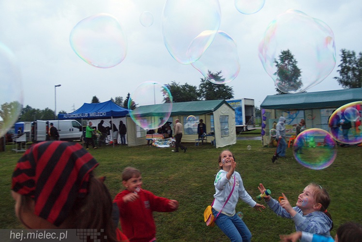 Piraci świętowali Dzień Dziecka nawet w deszczu. Rodzinna zabawa na błoniach