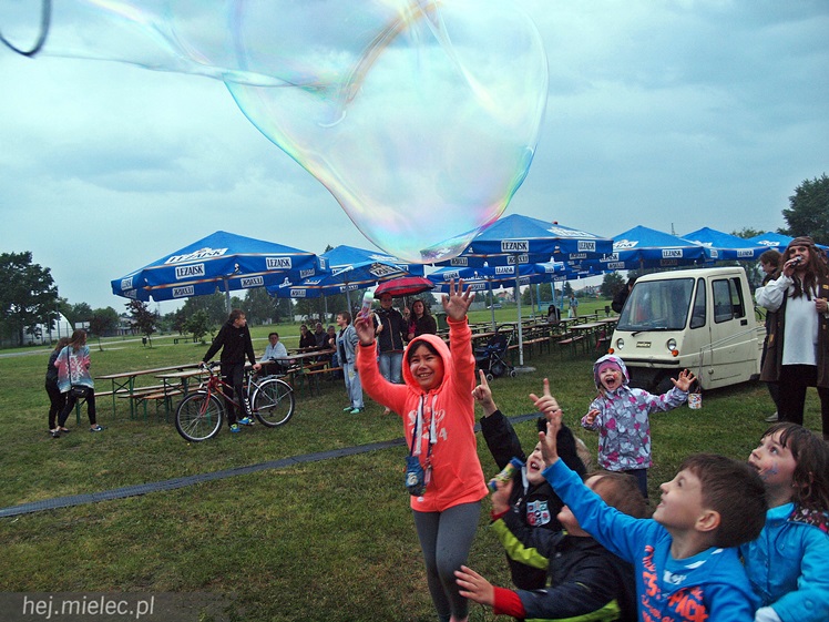 Piraci świętowali Dzień Dziecka nawet w deszczu. Rodzinna zabawa na błoniach