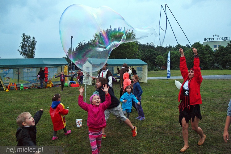 Piraci świętowali Dzień Dziecka nawet w deszczu. Rodzinna zabawa na błoniach