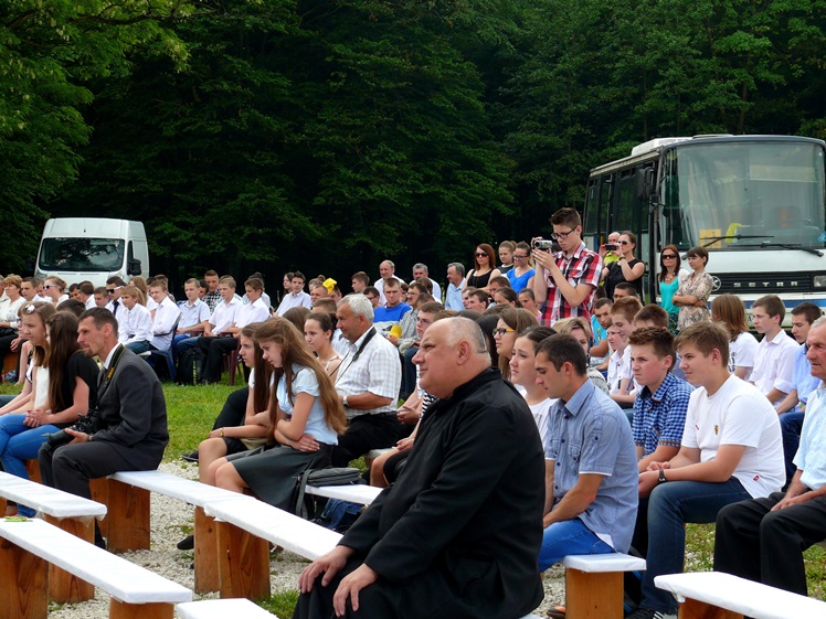 Młodzi z Wadowic uczcili 70. rocznicę pacyfikacji dworu Jamy Przybysz