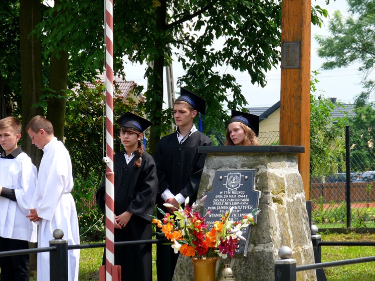 Młodzi z Wadowic uczcili 70. rocznicę pacyfikacji dworu Jamy Przybysz