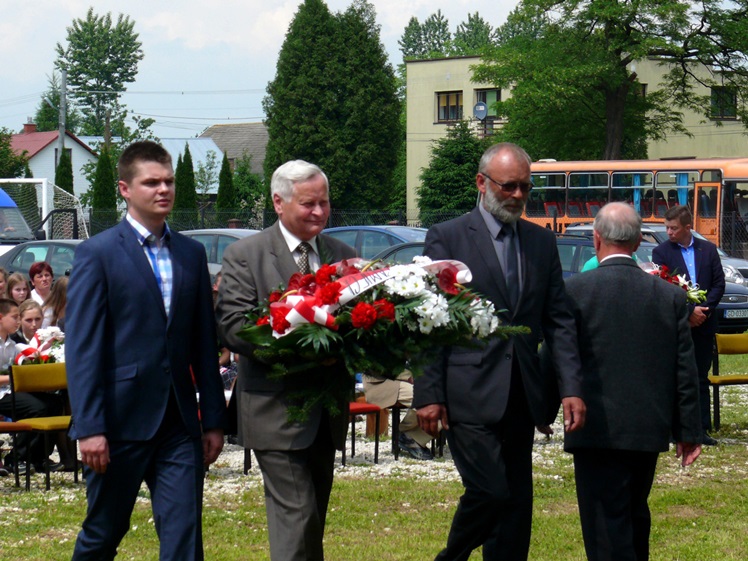 Młodzi z Wadowic uczcili 70. rocznicę pacyfikacji dworu Jamy Przybysz
