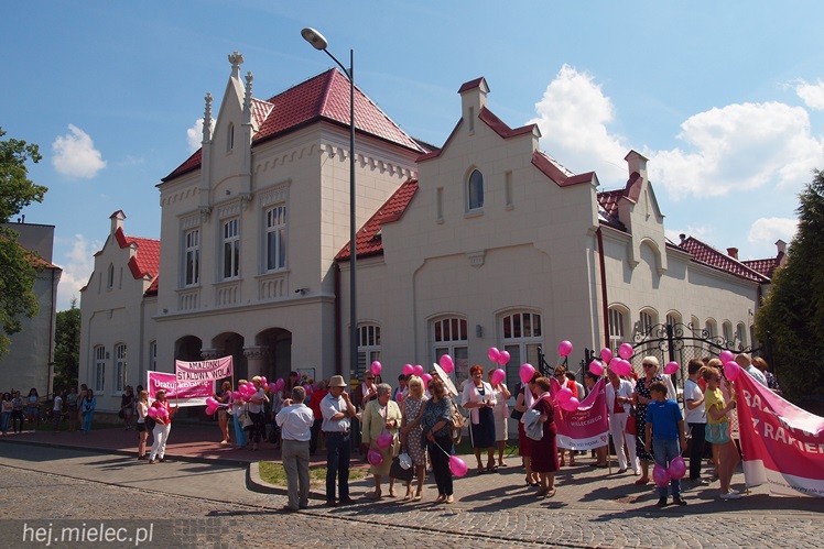 Mieleckie Amazonki głośno świętowały jubileusz swojego stowarzyszenia, była i parada