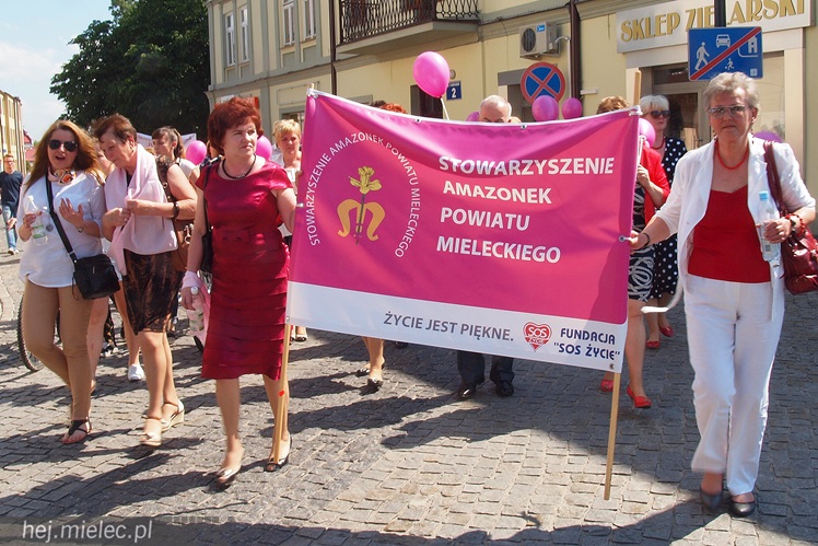 Mieleckie Amazonki głośno świętowały jubileusz swojego stowarzyszenia, była i parada