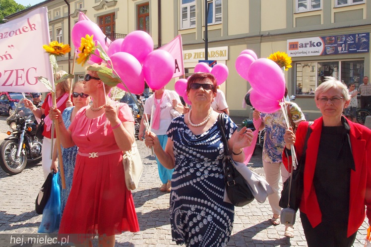 Mieleckie Amazonki głośno świętowały jubileusz swojego stowarzyszenia, była i parada
