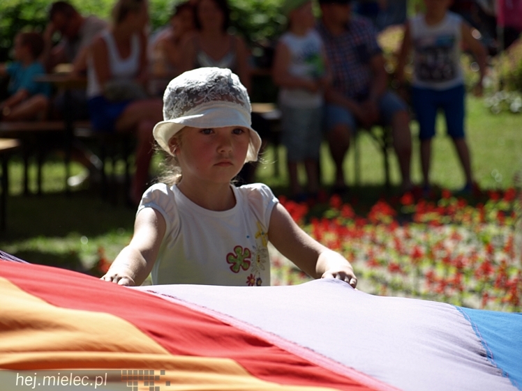 DZIECINADA - plenerowa zabawa dla dzieci z Ruphertem i Rico - cz. I