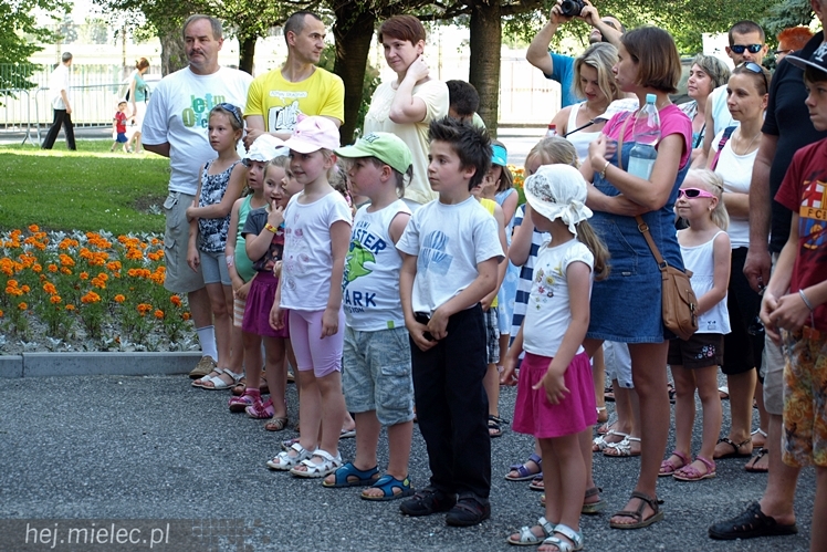 DZIECINADA - plenerowa zabawa dla dzieci z Ruphertem i Rico - cz. I
