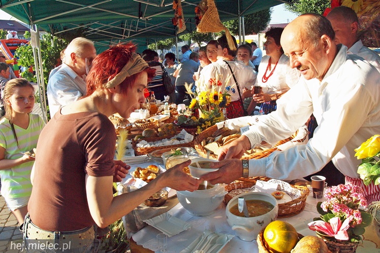 W Radomyślu Wielkim odbył się Piknik Zbożowy, była degustacja lokalnych wyrobów [FOTO]