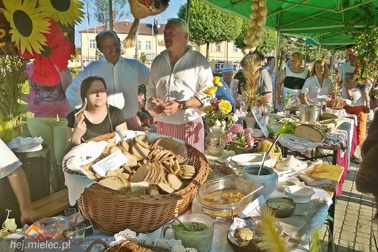 W Radomyślu Wielkim odbył się Piknik Zbożowy, była degustacja lokalnych wyrobów [FOTO]