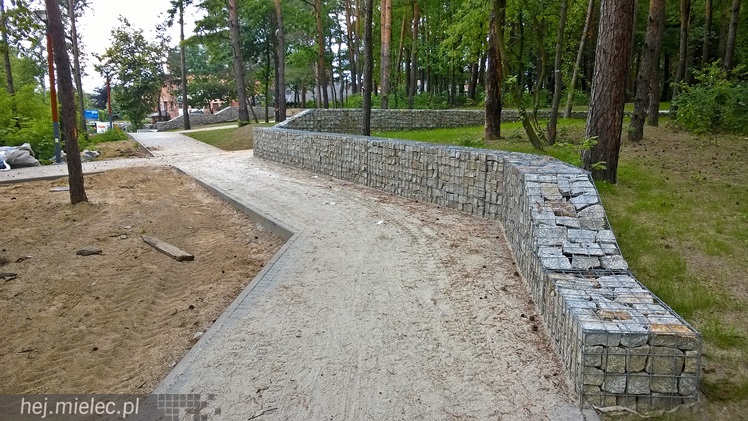 Finiszuje przebudowa Góry Cyranowskiej, można już wyczekiwać pierwszych spacerów