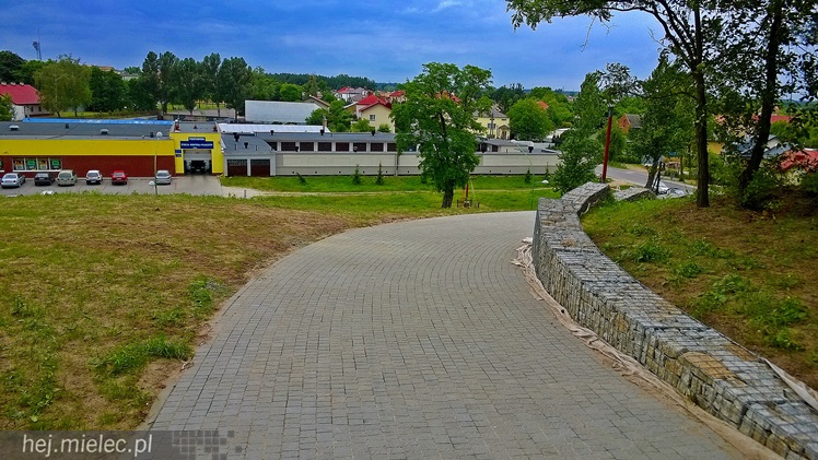 Finiszuje przebudowa Góry Cyranowskiej, można już wyczekiwać pierwszych spacerów