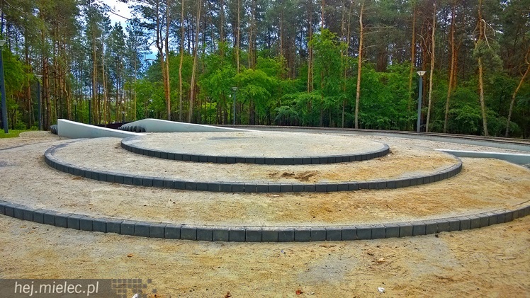 Finiszuje przebudowa Góry Cyranowskiej, można już wyczekiwać pierwszych spacerów