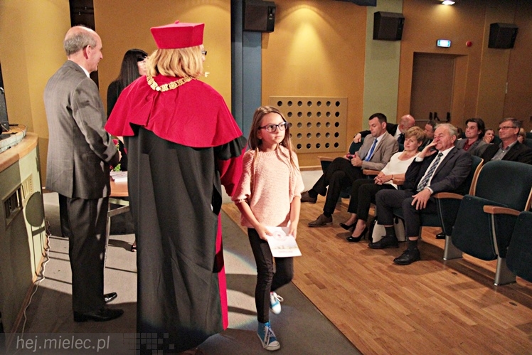 Uroczyste zakończenie pierwszego akademickiego Mieleckiego Uniwersytetu Dziecięcego