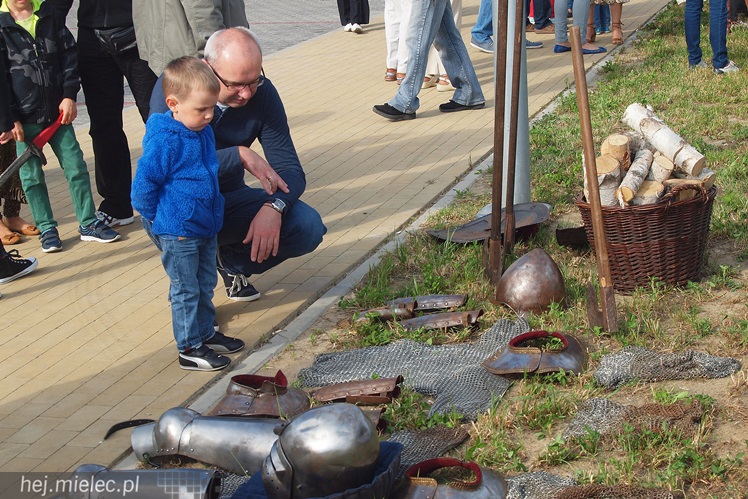 Znów mielczanki wrzucały do Wisłoki wianki. SCK przywróciło dawne zwyczaje