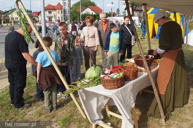 Znów mielczanki wrzucały do Wisłoki wianki. SCK przywróciło dawne zwyczaje