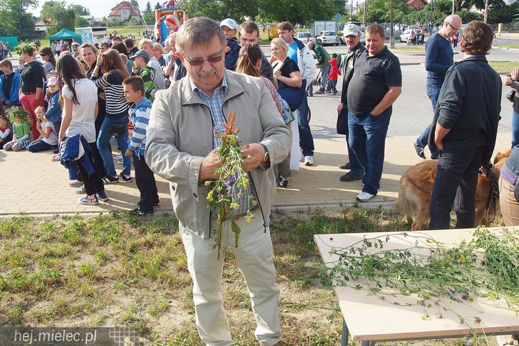 Znów mielczanki wrzucały do Wisłoki wianki. SCK przywróciło dawne zwyczaje