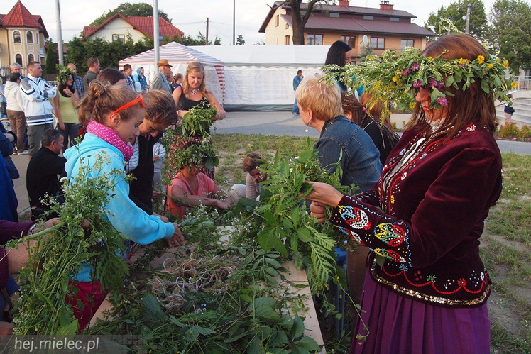 Znów mielczanki wrzucały do Wisłoki wianki. SCK przywróciło dawne zwyczaje