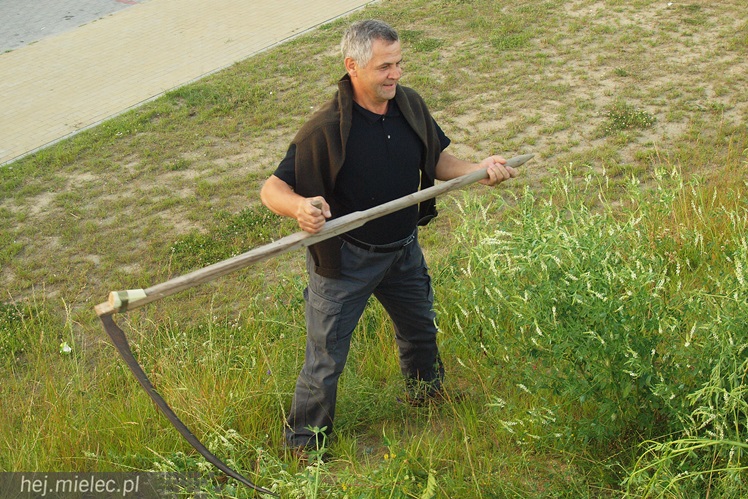 Znów mielczanki wrzucały do Wisłoki wianki. SCK przywróciło dawne zwyczaje